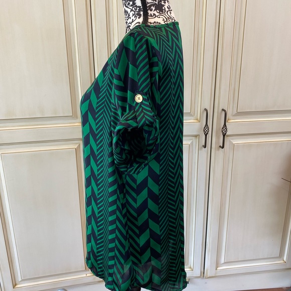 Michael Kors Size 6 Blue and Green Geometric Design Satin Short Sleeve Blouse - Picture 6 of 16